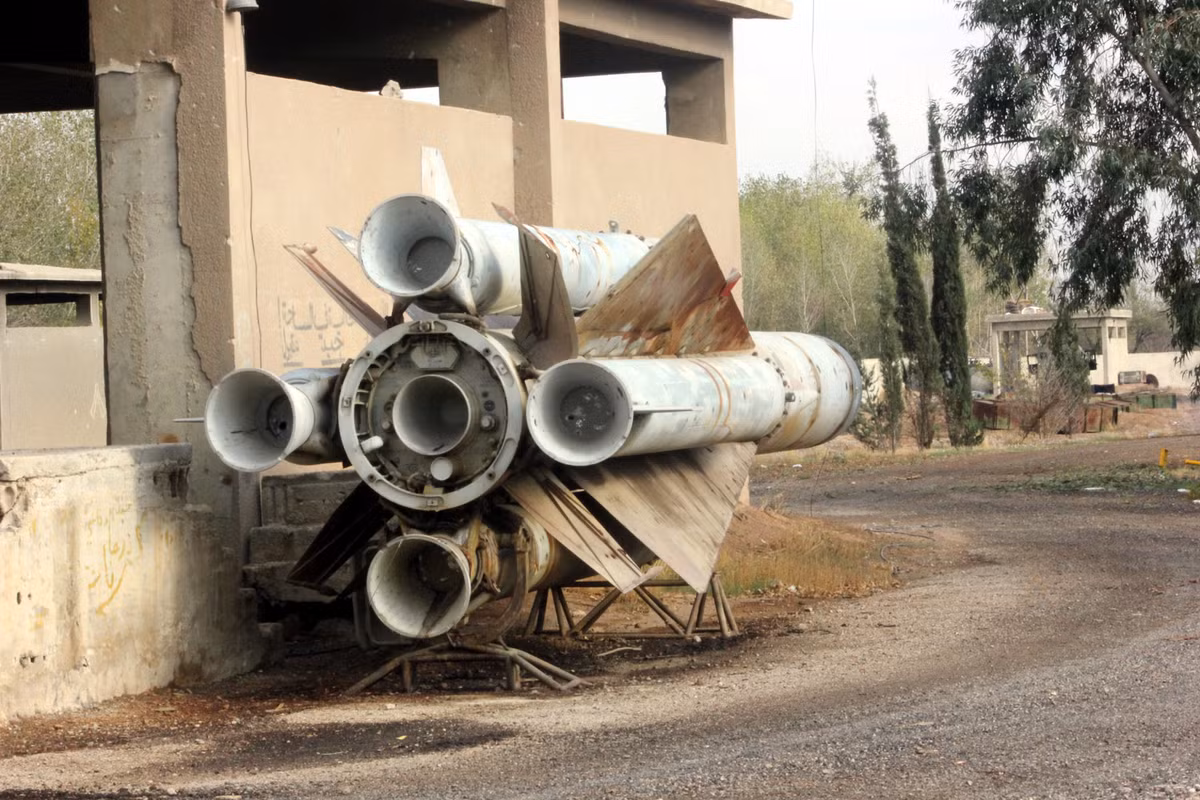 Căn cứ vào hình dạng của đạn, có thể xác định đó là một trong bốn động cơ khởi tốc của tên lửa phòng không S-200 – loại tên lửa nguy hiểm nhất, có tầm bắn xa nhất Quân đội Syria hiện nay.