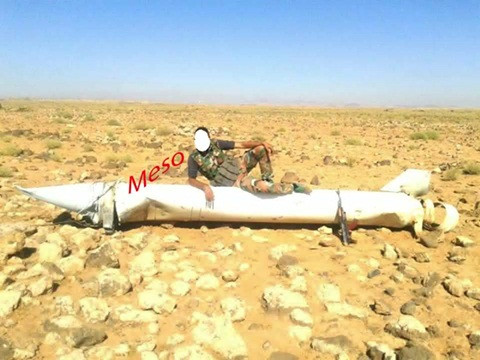 Nhưng có một điều chắc chắn là tên lửa phòng không của Quân đội Syria đã khởi động một cuộc tấn công vào những “vị khách không mời”. Mạng xã hội ngày hôm qua đã đăng tải bức ảnh cho thấy một chiến binh Quân đội Syria nằm chụp ảnh trên một động cơ khởi tốc của loại tên lửa đất đối không được sử dụng để tấn công máy bay Israel.