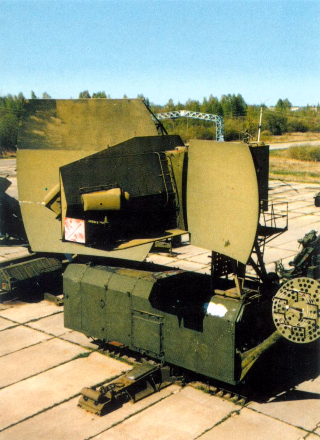 Làm nhiệm vụ chiếu xạ cho đầu dẫn radar trên đạn tên lửa S-200 là đài radar điều khiển hỏa lực 5N62 (NATO định danh là Square Pair) thường đặt ở trung tâm trận địa tên lửa S-200.