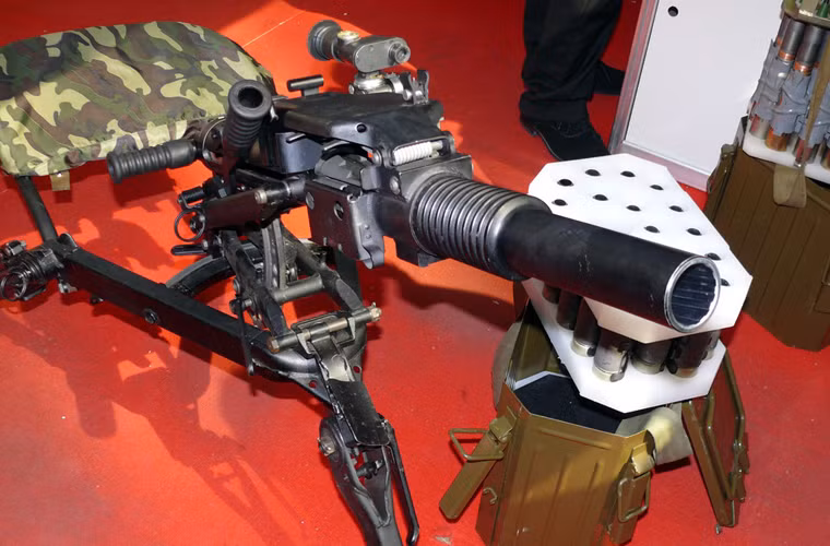 Súng phóng lựu mới nhất của Nga kế thừa và phát huy những đặc tính chiến thuật vốn có của dòng súng phóng lựu AGS-17 và AGS-30, tuy nhiên chúng được nâng cao hơn về đặc tính hỏa lực và tầm bắn.