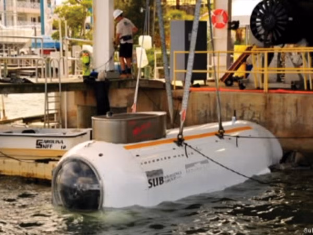 Đây là sự phát triển từ 2 mẫu thiết kế của tập đoàn Lockheed Martin là S301I và S302. Tàu ngầm S301I có cgiều dài 3,02m, rộng 2,34m; cao 1,75m, tải trọng tối đa 13,8 tấn có thể chở được 8 người bao gồm 2 lái tàu và 6 binh sĩ; tầm hoạt động 45 hải lí (84km).