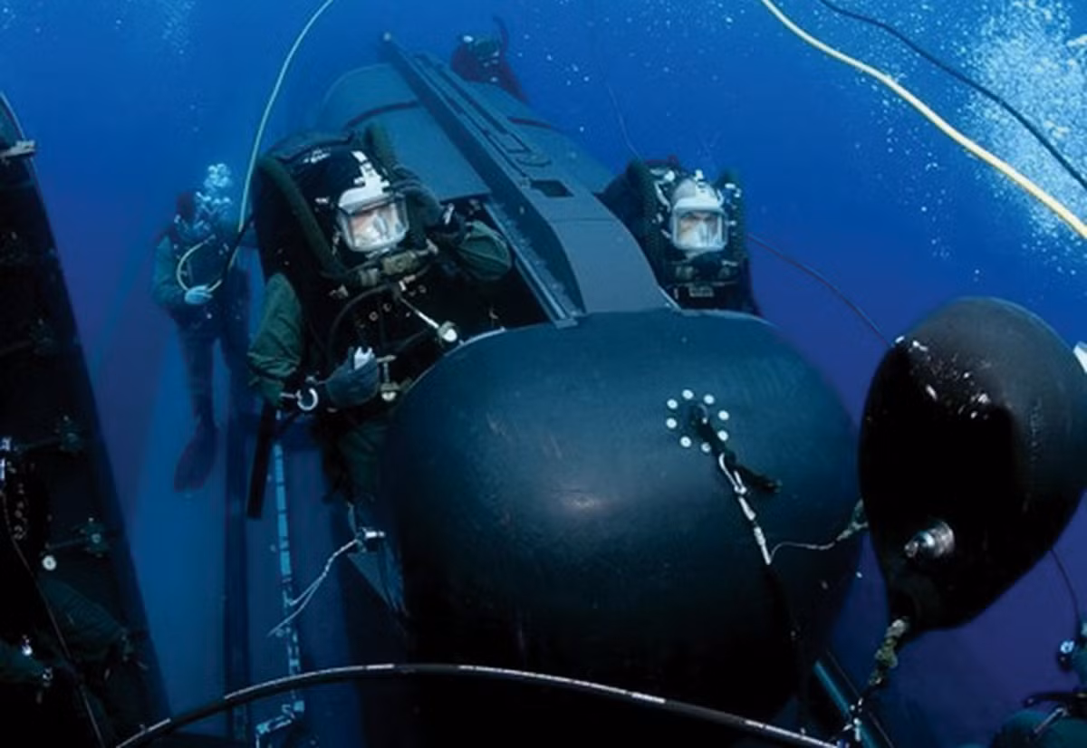 Hiện nay, các đơn vị đặc nhiệm hải quân thường sử dụng các phương tiện ngầm dưới nước SDV để di chuyển đến điểm tiếp cận mục tiêu. Với phương tiện này, người nhái phải đeo thiết bị lặn và tiếp xúc trực tiếp với môi trường nước biển làm giảm sức lực của người nhái cũng như khả năng chiến đấu.