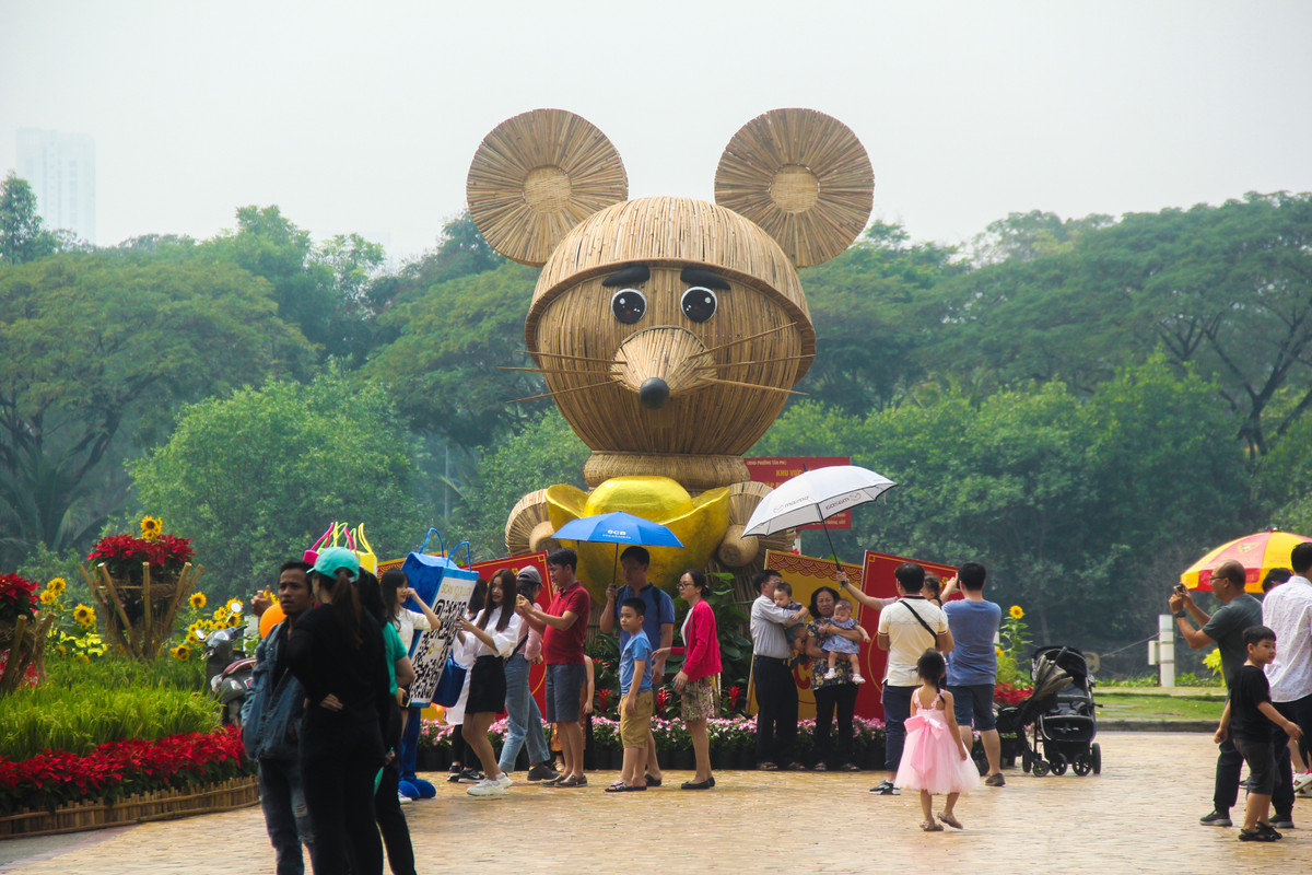 Một chú chuột tài lộc khổng lồ được làm bằng tre với chiều cao 5,4 m.