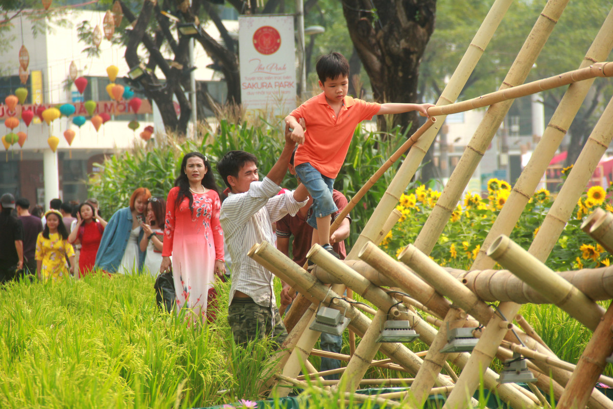 Nhiều em nhỏ được gia đình đưa tới vui chơi và trải nghiệm không gian tết xưa qua các tiểu cảnh.