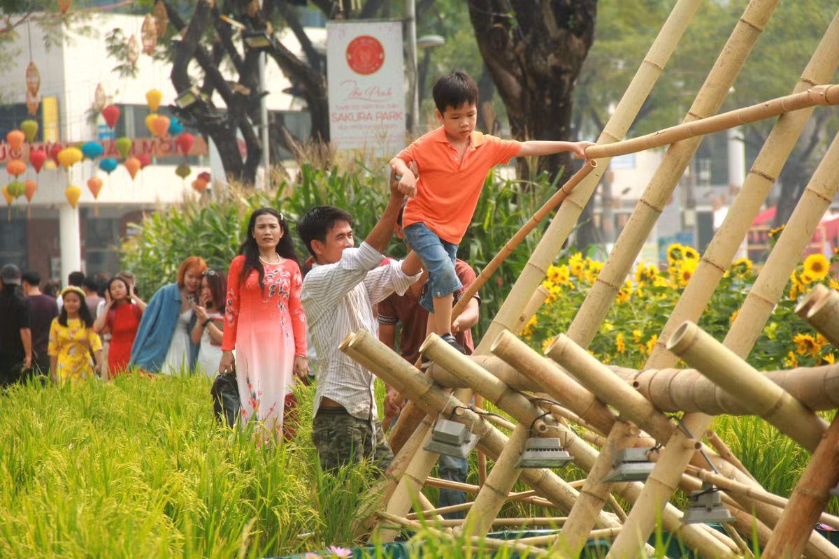 Nhiều em nhỏ được gia đình đưa tới vui chơi và trải nghiệm không gian tết xưa qua các tiểu cảnh.