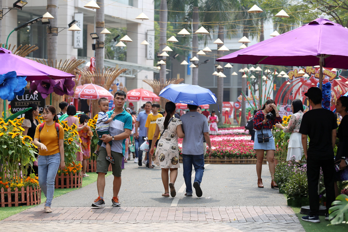 Vừa mở cửa, địa điểm này đã thu hút hàng ngàn người đổ về thăm quan, chụp ảnh và vui chơi những ngày cuối năm.