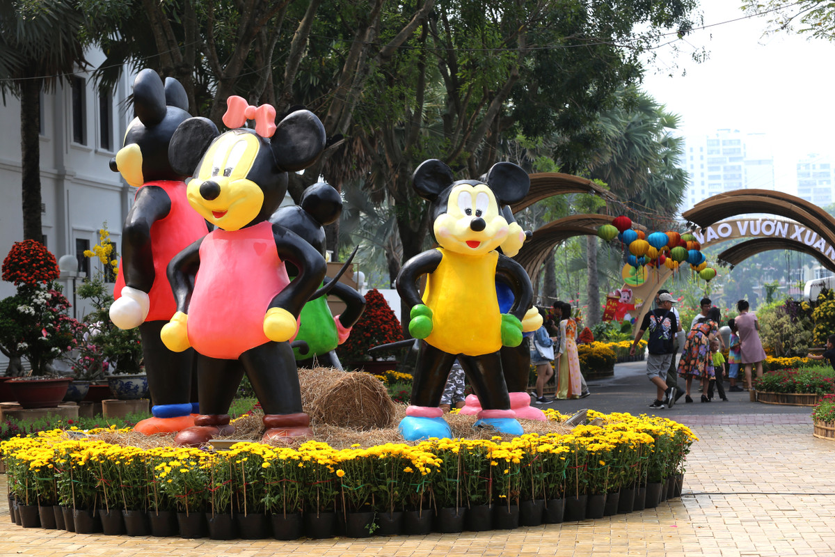 Những chú chuột Mickey được làm bằng xốp.