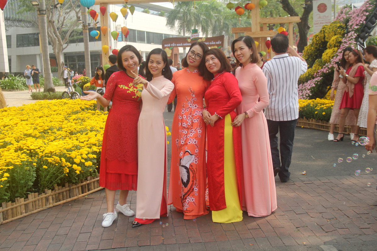 Nhiều người diện áo dài tới chụp hình.