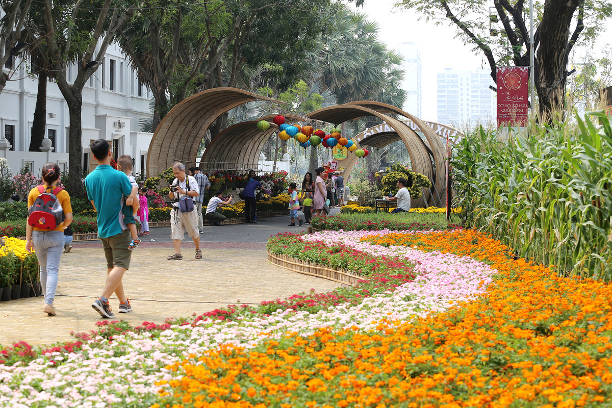 Năm nay, đường hoa Phú Mỹ Hưng được tổ chức tại khuôn viên rộng đến 7ha, trong đó chia làm 4 khu vực chính là đường xuân, bến xuân, vườn xuân và góp xuân. Địa điểm này sẽ được mở cửa phục vụ cho người dân thăm quan, vui chơi tới 29/1 (mùng 5 tết).