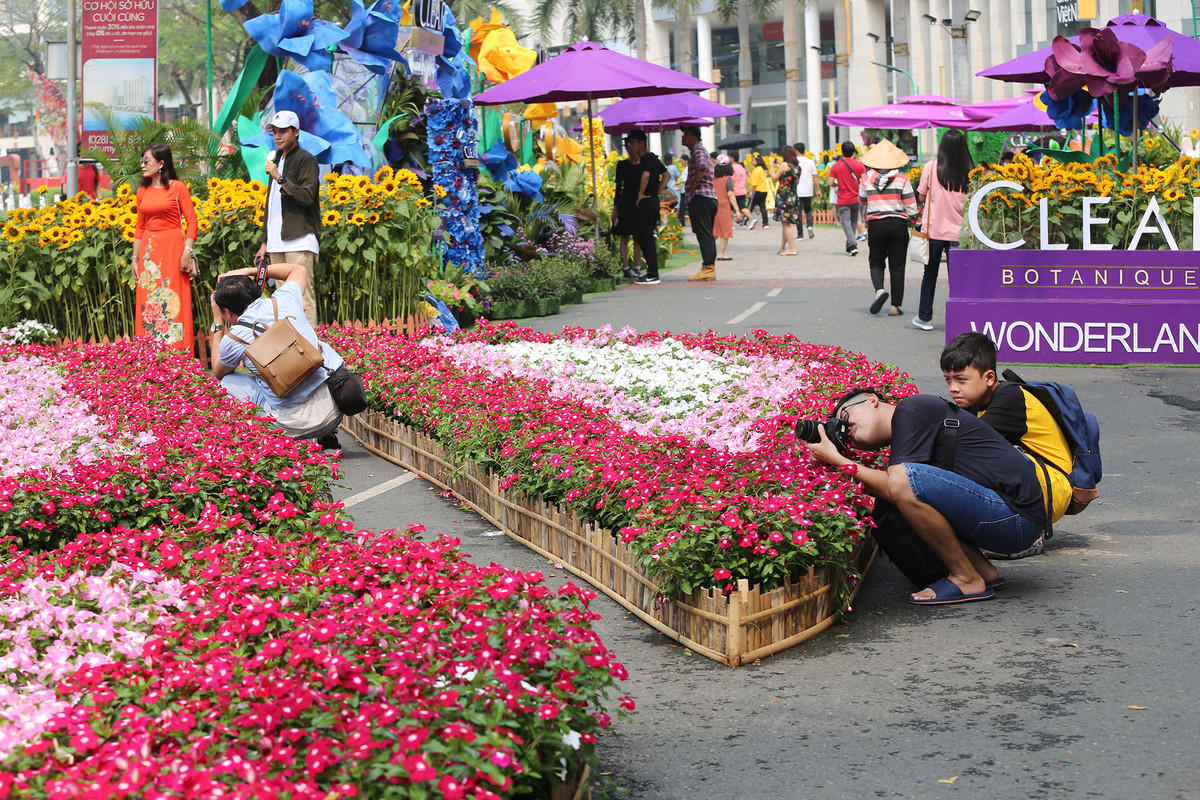 Dù trưa nắng nóng nhưng nhiều bạn trẻ vẫn đổ về chụp hình.