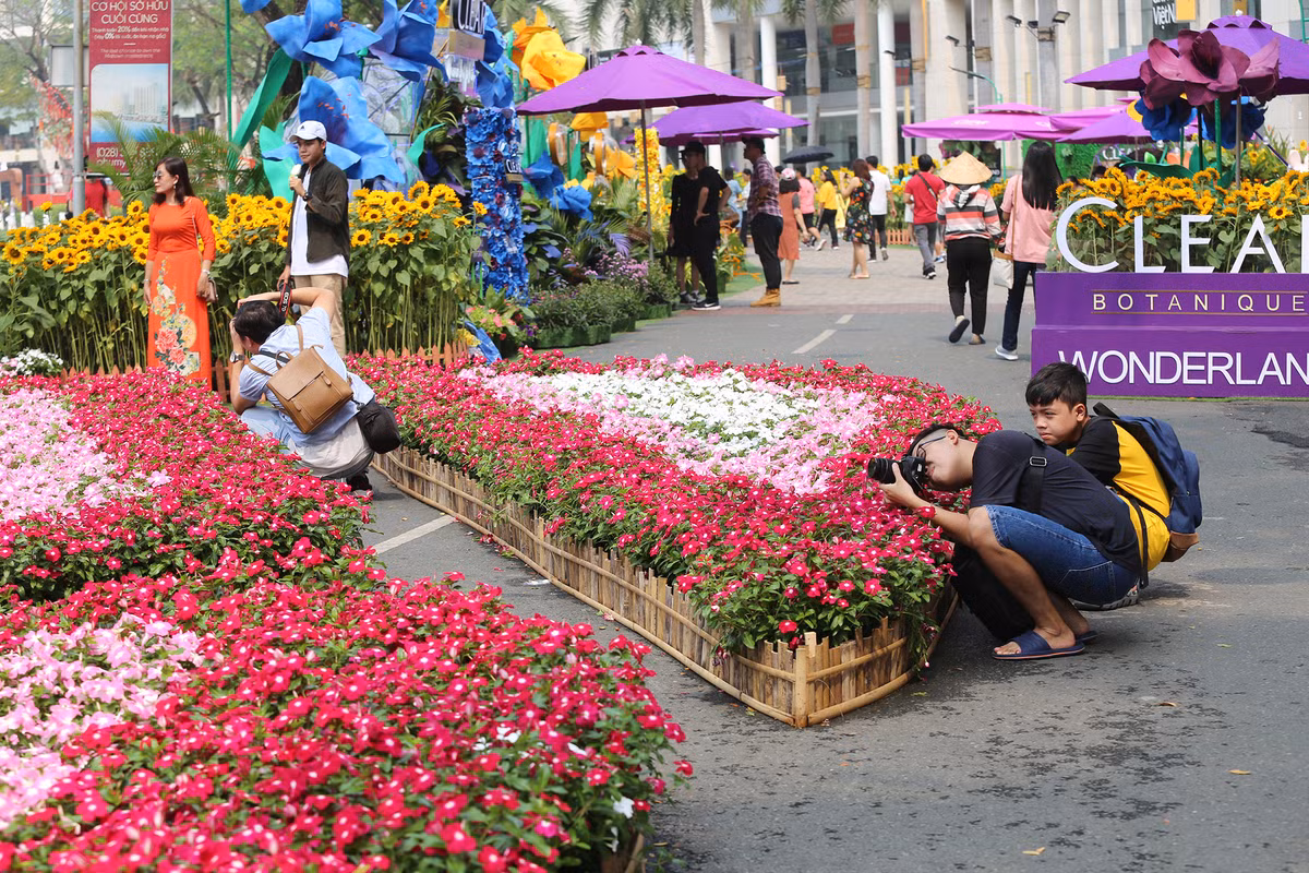 Dù trưa nắng nóng nhưng nhiều bạn trẻ vẫn đổ về chụp hình.