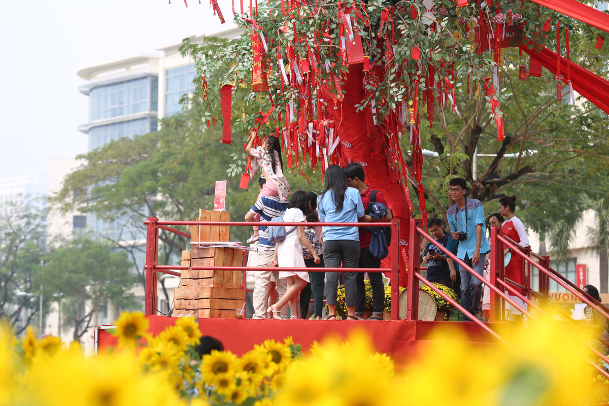 Một cây ước nguyện lớn thu hút nhiều bạn trẻ tới chụp hình và viết những lời ước nguyện.