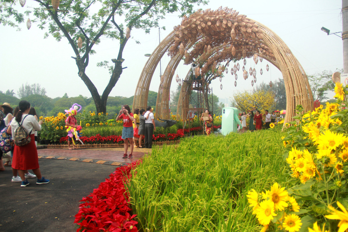 Hiện tại đường hoa Tết khu Phú Mỹ Hưng vẫn chưa hoàn thiện 100%, dự kiến khoảng 4 ngày nữa thì một số hạng mục như đường xuân, bến xuân, vườn xuân sẽ hoàn thiện và mở cửa phục vụ khách tham quan đến hết ngày 29/1.