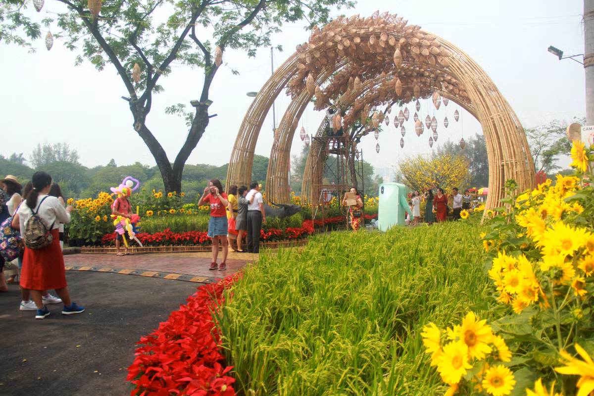 Hiện tại đường hoa Tết khu Phú Mỹ Hưng vẫn chưa hoàn thiện 100%, dự kiến khoảng 4 ngày nữa thì một số hạng mục như đường xuân, bến xuân, vườn xuân sẽ hoàn thiện và mở cửa phục vụ khách tham quan đến hết ngày 29/1.