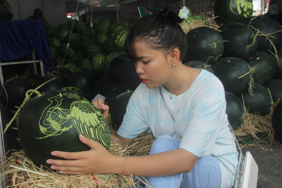  Em Hồ Thị Yến Tiên, học trò của anh Thọ đang tập khắc thư pháp và hình linh vật trên dưa hấu. "Em mới học làm nên hơi chậm hơn một chút, một quả có khắc chữ thì khoảng 30 phút đến 1 giờ, còn khắc rồng, phượng thì có khi nửa ngày mới xong" - Yến chia sẻ. p.p1 {margin: 0.0px 0.0px 0.0px 0.0px; font: 20.0px Times} p.p1 {margin: 0.0px 0.0px 0.0px 0.0px; font: 20.0px Times} p.p1 {margin: 0.0px 0.0px 0.0px 0.0px; font: 20.0px Times}