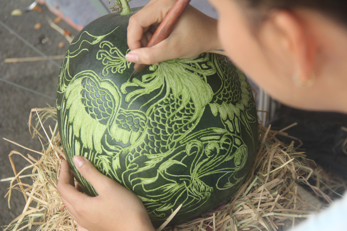  Ngoài các câu chữ ý nghĩa như tài, phúc, lộc, thọ, một số khách hàng cũng rất thích mua dưa khắc hình rồng, phượng, hoặc con giáp của năm. 