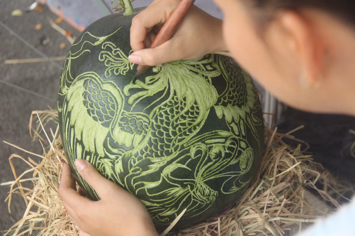  Ngoài các câu chữ ý nghĩa như tài, phúc, lộc, thọ, một số khách hàng cũng rất thích mua dưa khắc hình rồng, phượng, hoặc con giáp của năm. 