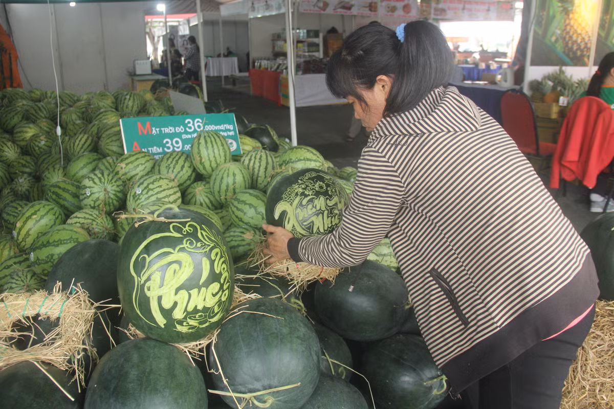  Một trái dưa có giá trung bình từ 500 đến 600 ngàn đồng, tuỳ theo hình vẽ và kiểu dáng. Trong đó tiền công khắc chữ khoảng 150 ngàn đồng. Mỗi cặp dưa An Tiêm được khắc chữ thư pháp có giá dao động khoảng 1 triệu đồng. 