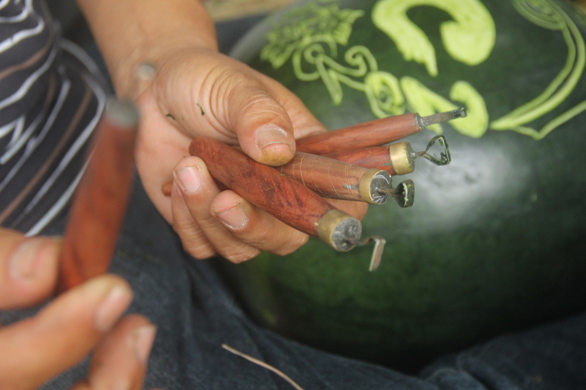  Loại bút dùng để viết và khắc chữ lên dưa hấu cũng được anh Thọ tự chế tạo. 