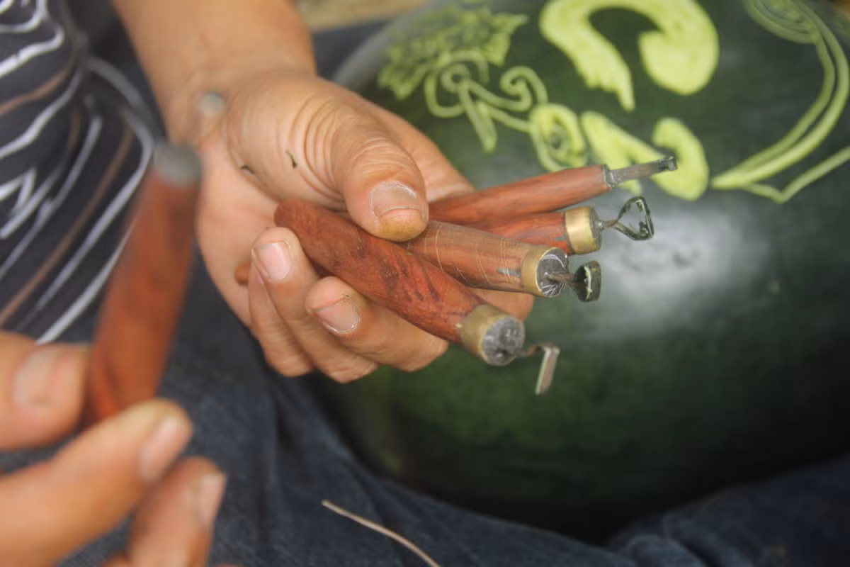  Loại bút dùng để viết và khắc chữ lên dưa hấu cũng được anh Thọ tự chế tạo. 