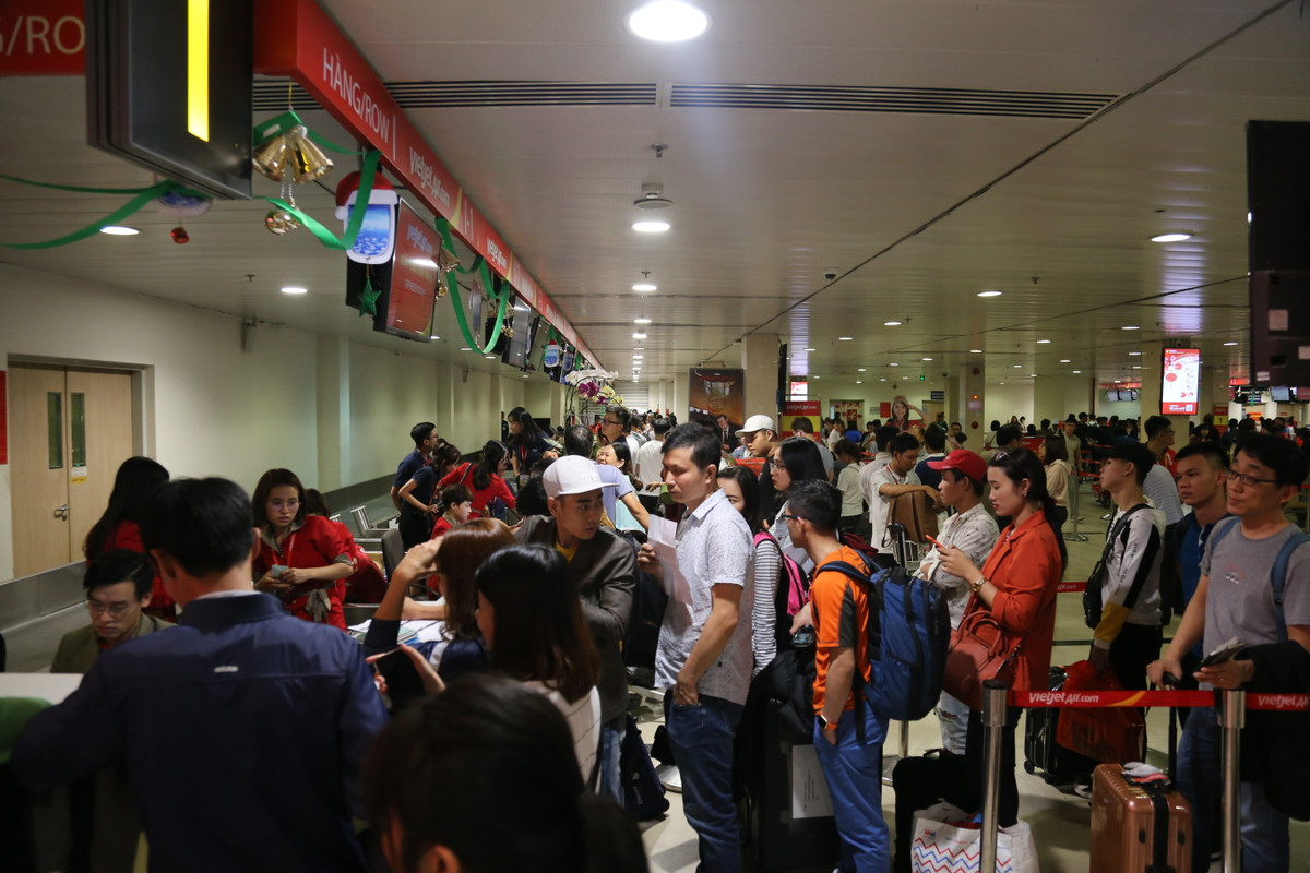 Chỉ còn vài ngày nữa là tết Nguyên đán Canh Tý 2020, người dân làm việc, học tập ở TP.HCM đang dần đổ trở về quê ăn tết khiến lượng người đổ ra sân bay Tân Sơn Nhất (quận Tân Bình TP.HCM) đông đúc, sân bay đông nghịt người. Những ngày qua, hàng ngàn người đổ về sân bay để trở về quê đón tết khiến tình hình ở khu nhà ga nội địa trở nên nhốn nháo, ngột ngạt.