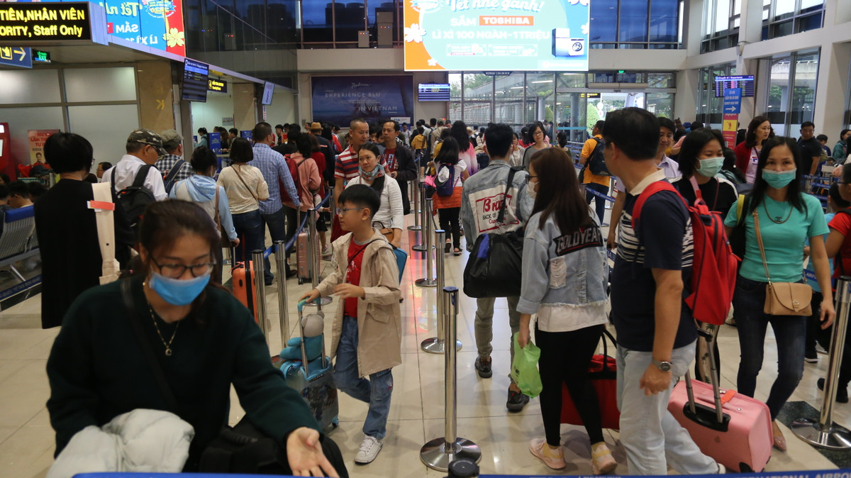 Theo ghi nhận của PV, từ sáng đến chiều những ngày qua, tại sảnh ga nội địa của sân bay Tân Sơn Nhất có hàng ngàn người xếp hàng dài chờ làm thủ tục để lên máy bay.