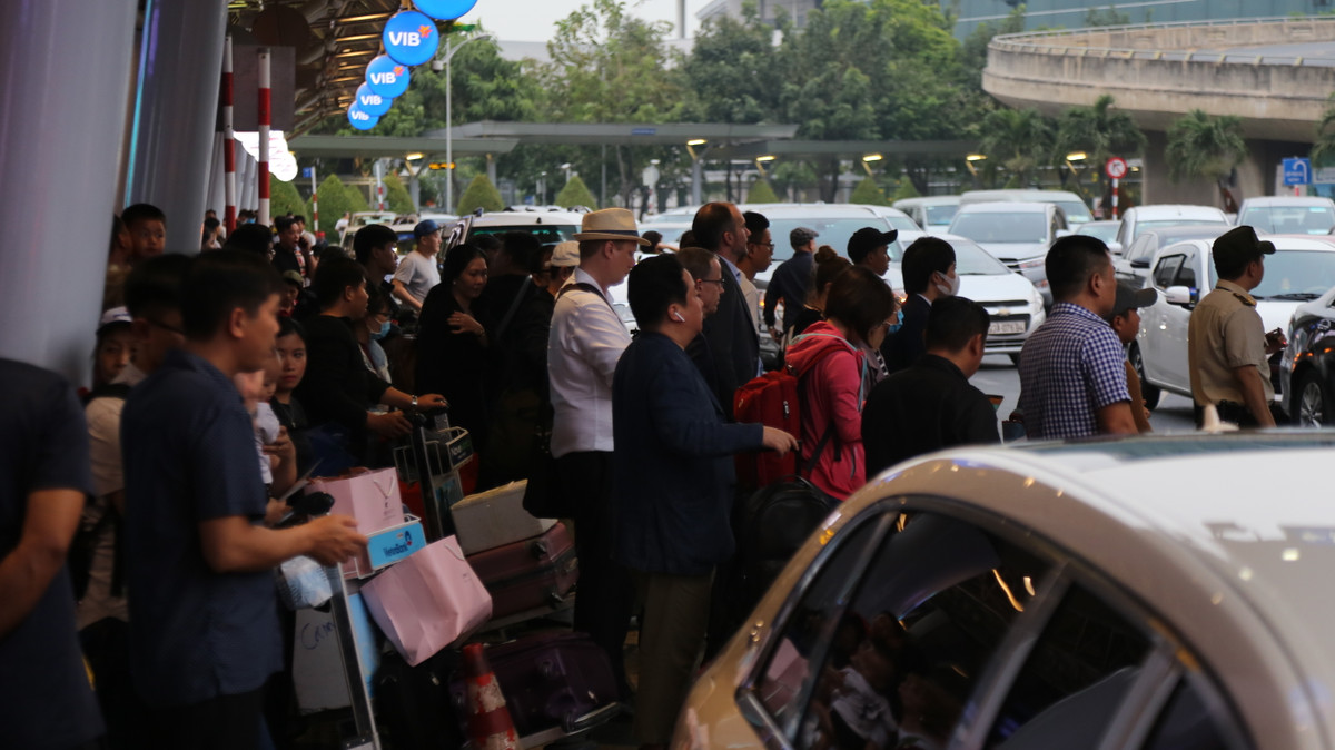 Không chỉ lượng người đi, mà người về trở về TP.HCM từ nhiều tỉnh thành khác, hoặc nước ngoài cũng đông không kém.