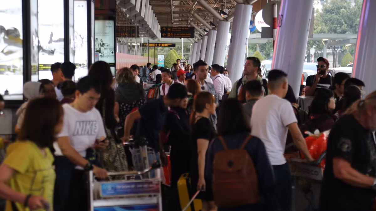 Theo thống kê của Cảng hàng không quốc tế Tân Sơn Nhất, trong những ngày giáp Tết, trung bình mỗi ngày có trên 900 chuyến bay đi về các địa phương. Cao điểm là ngày 28 Tết với 965 chuyến bay cất cánh và hạ cánh.