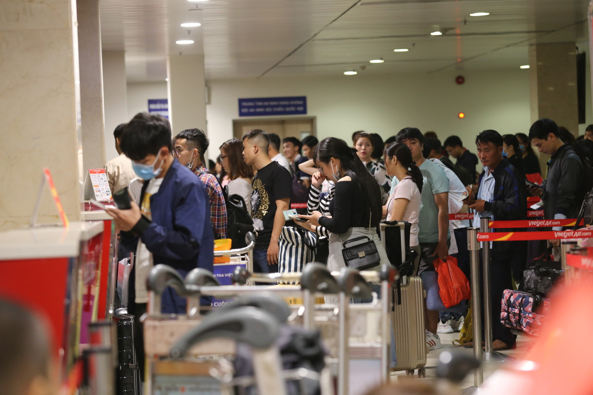 Hành khách đứng chờ làm thủ tục cả tiếng đồng hồ vì lượng người quá đông.