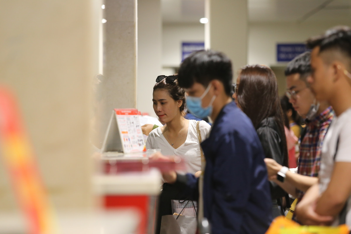 Những ngày này, hành khách phải tới sân bay trước khoảng 3 tiếng đồng hồ, xếp hàng chờ sẵn để kịp làm thủ tục.
