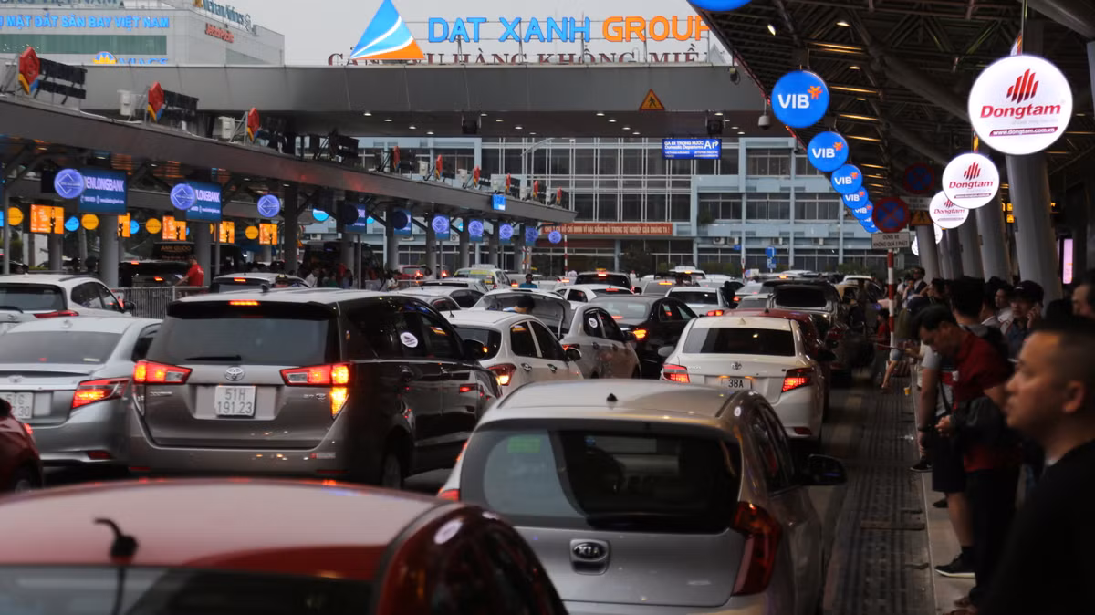 Phía bên ngoài, hàng trăm ôtô, taxi đưa đón khác ra vào sân bay nhộn nhịp, dòng xe chật cứng trước sảnh nội địa.