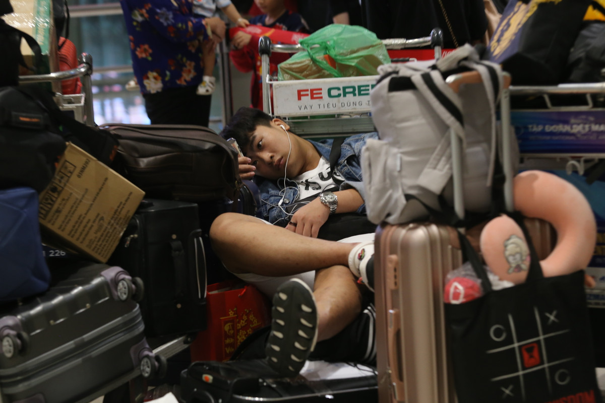 Một số thì nằm vật vờ cùng hành lý chờ tới chuyến bay.
