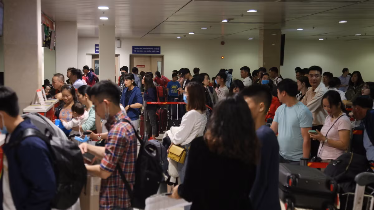 Khu vực làm thủ tục của hãng Vietjet chật kín người. Riêng khu làm thủ tục của hãng Vietnam Airlines phải phân chia ra các khu vực để làm thủ tục, có nhân viên ra tận nơi hướng dẫn để tránh tình trạng lộn xộn.