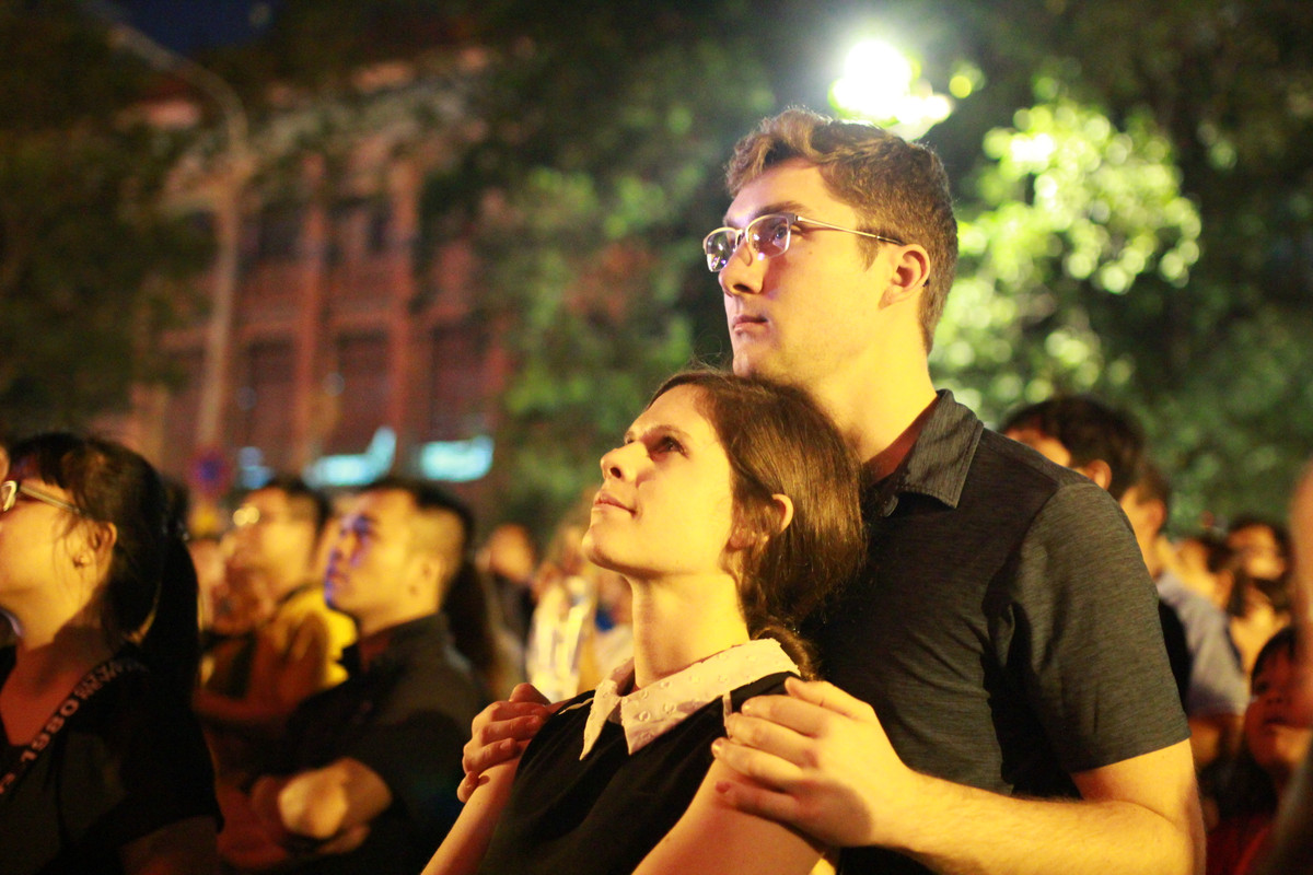 Nhiều du khách nước ngoài cũng tới khu vực bến Bạch Đằng để tận hưởng không khí năm mới và chiễm ngưỡng pháo hoa.