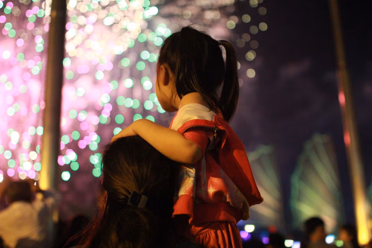 Người dân TP và du khách trầm trồ trước màn pháo hoa tuyệt đẹp. 