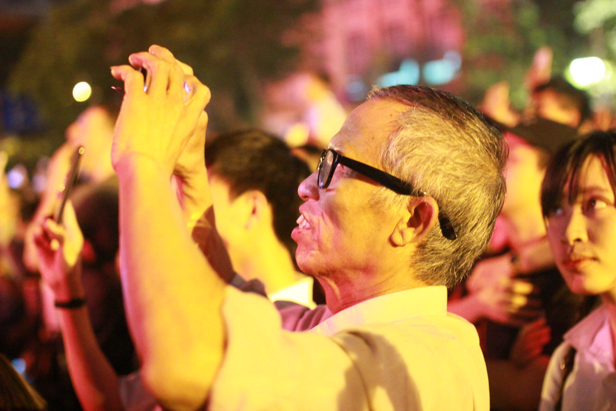 Không chỉ giới trẻ mà nhiều người lớn tuổi cũng xuống đường hoà vào không khí năm mới.