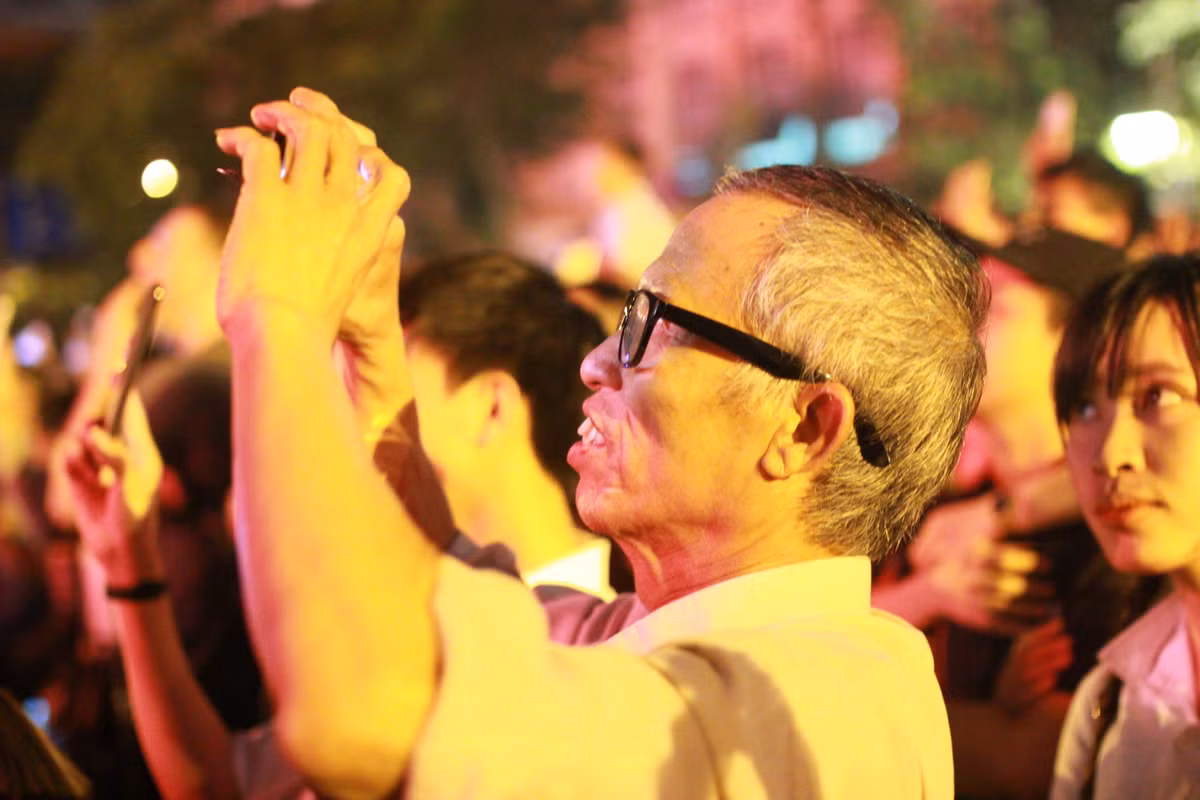 Không chỉ giới trẻ mà nhiều người lớn tuổi cũng xuống đường hoà vào không khí năm mới.