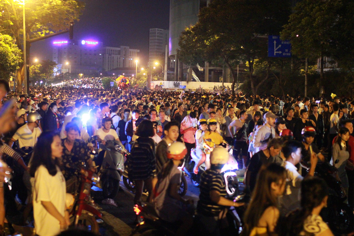 Kết thúc màn pháo hoa kéo dài 15 phút, nhiều người tỏ ra tiếc nuối vì khoảnh khắc đẹp trôi qua quá nhanh.