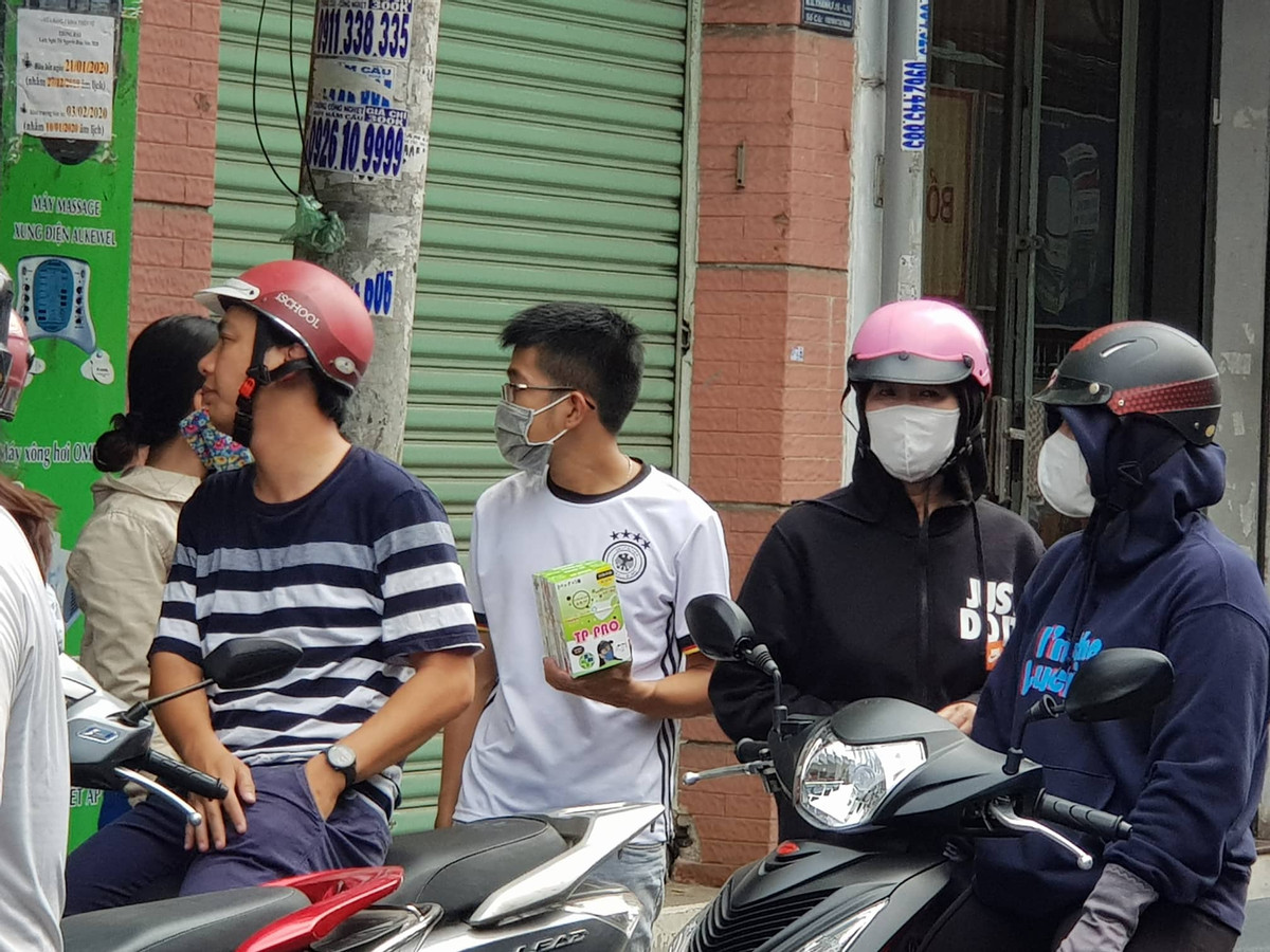 TP.HCM: Gia khau trang dung 1 lan tang len 200.000 dong/hop-Hinh-6