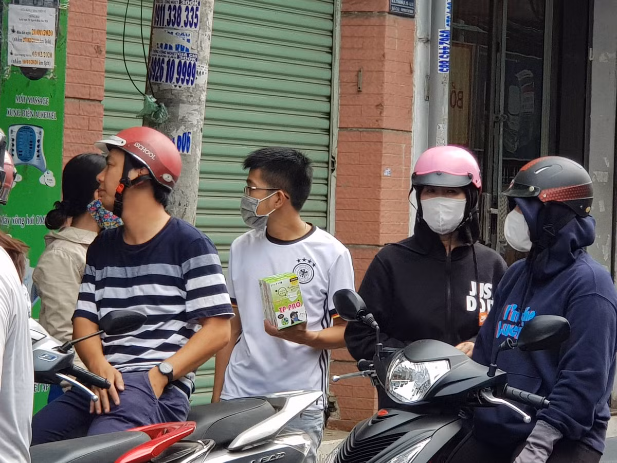 TP.HCM: Gia khau trang dung 1 lan tang len 200.000 dong/hop-Hinh-6