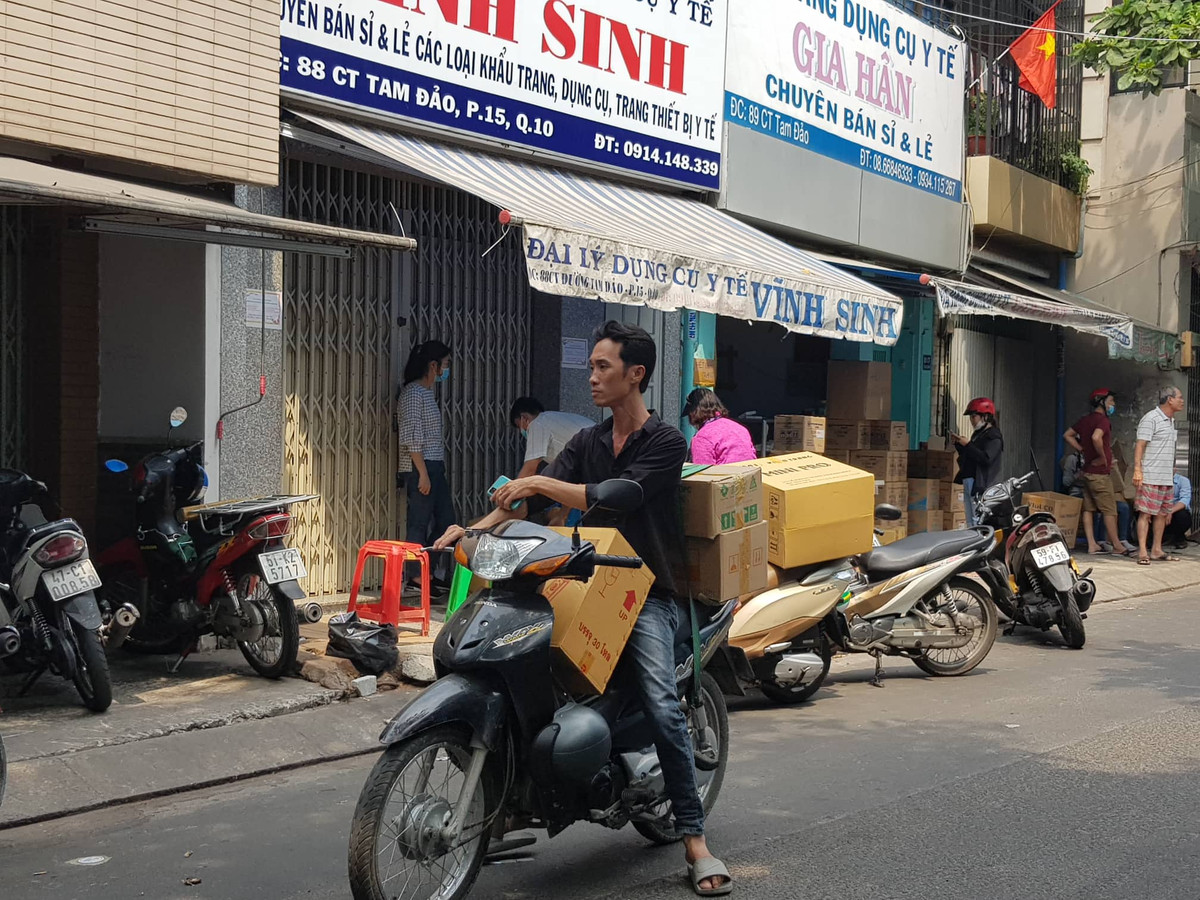 TP.HCM: Gia khau trang dung 1 lan tang len 200.000 dong/hop-Hinh-7