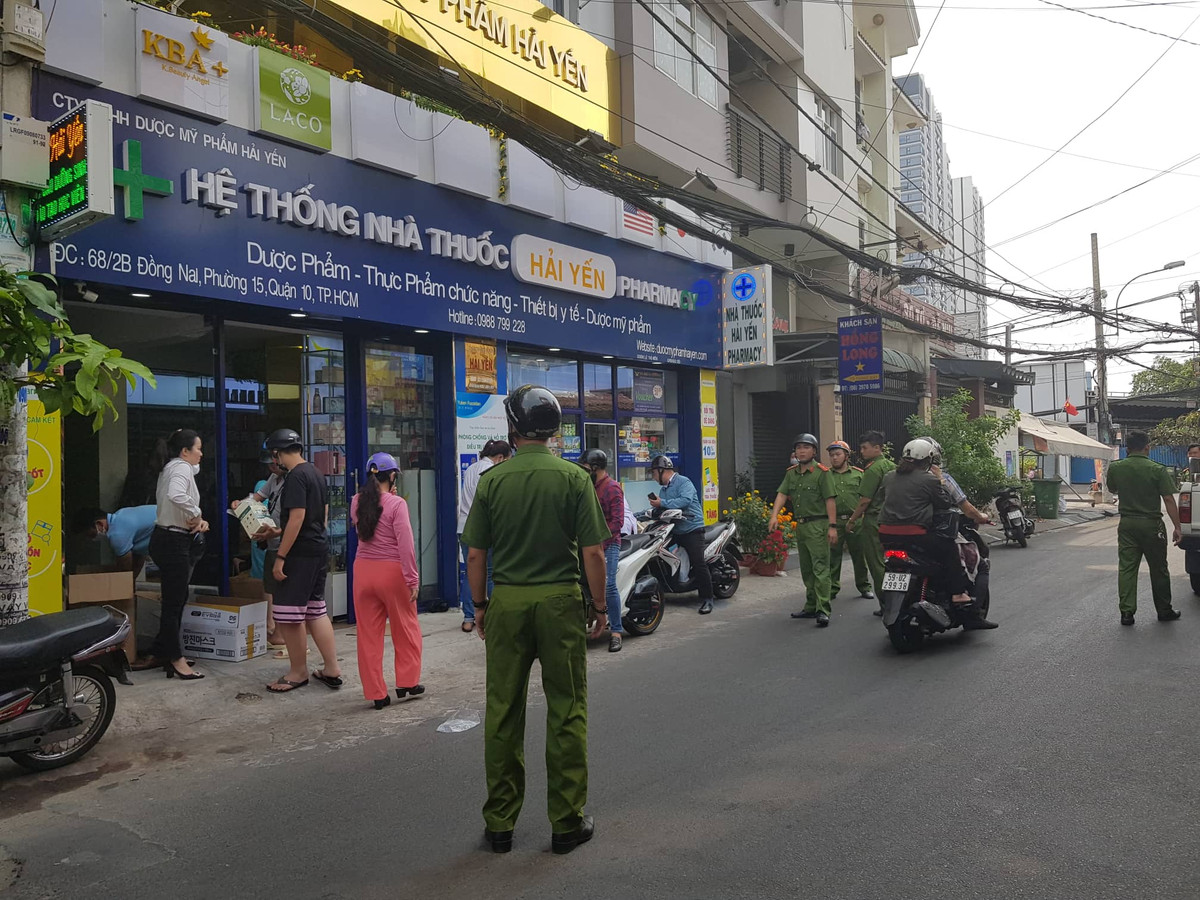 TP.HCM: Gia khau trang dung 1 lan tang len 200.000 dong/hop-Hinh-3