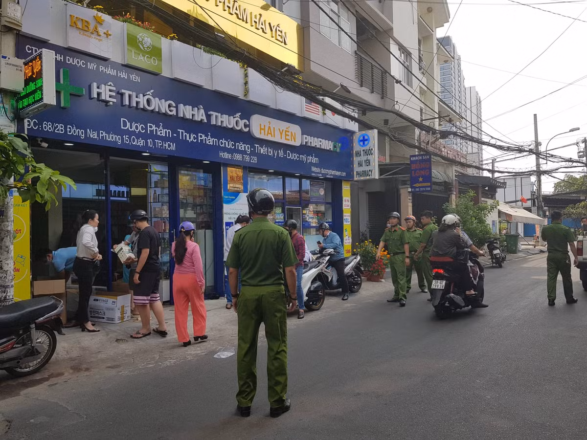 TP.HCM: Gia khau trang dung 1 lan tang len 200.000 dong/hop-Hinh-3