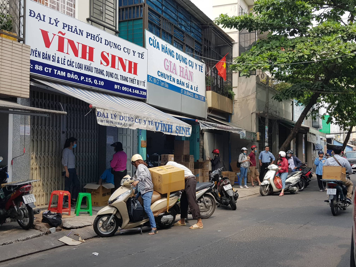 TP.HCM: Gia khau trang dung 1 lan tang len 200.000 dong/hop-Hinh-5