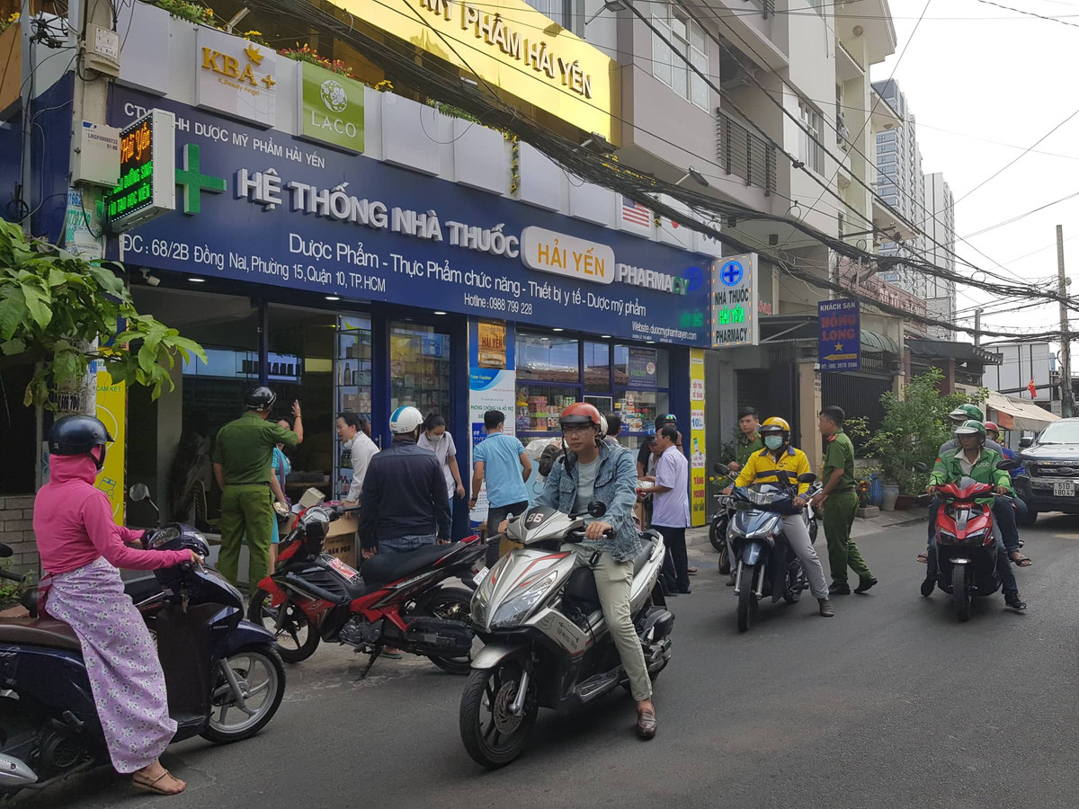 TP.HCM: Gia khau trang dung 1 lan tang len 200.000 dong/hop-Hinh-2