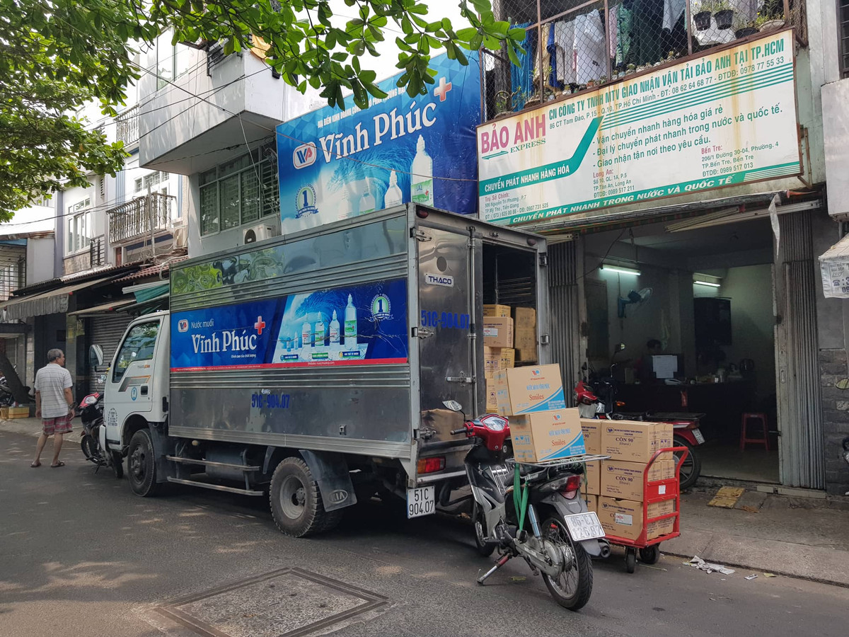 TP.HCM: Gia khau trang dung 1 lan tang len 200.000 dong/hop-Hinh-4