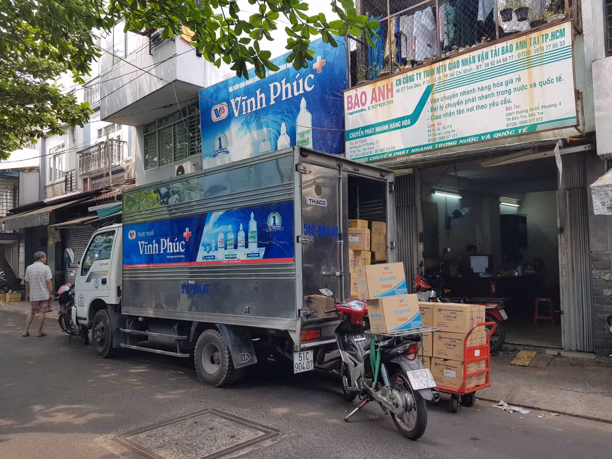 TP.HCM: Gia khau trang dung 1 lan tang len 200.000 dong/hop-Hinh-4