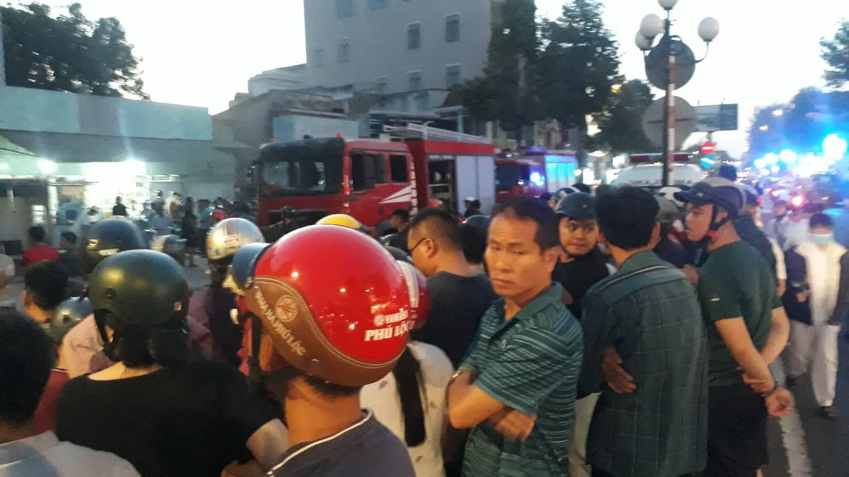 Hiện các đơn vị chức năng vẫn đang tiếp tục xử lý hiện trường, điều tra nguyên nhân vụ việc.