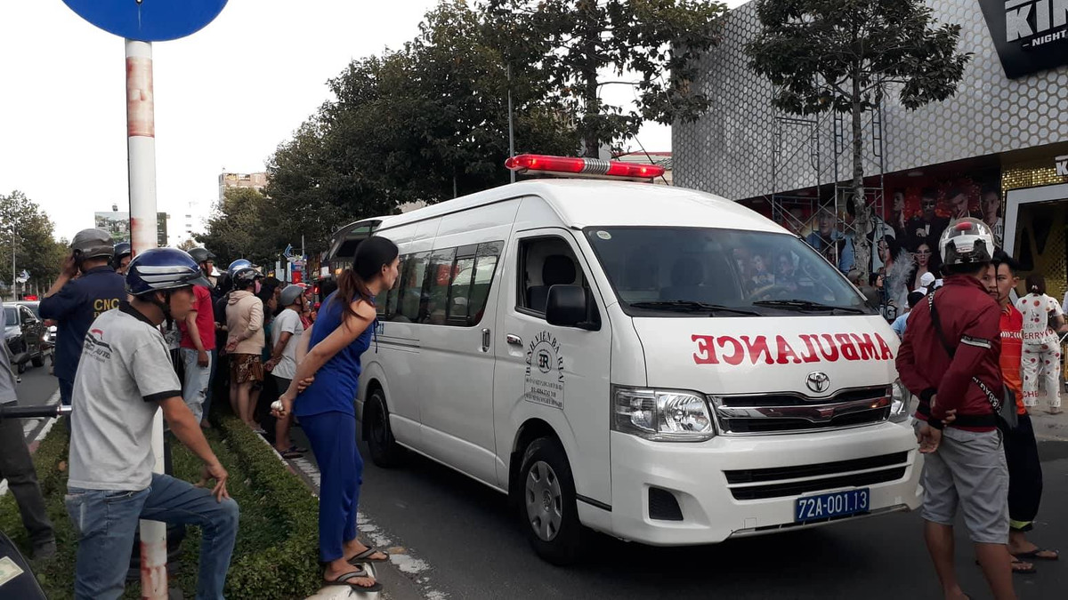 Hàng chục các bộ chiến sĩ Cảnh sát PCCC Công an tỉnh Bà Rịa - Vũng Tàu đang nỗ lực tiếp cận hiện trường để cứu nạn các nạn nhân bị mắc kẹt bên trong đống đổ nát nhưng rất khó khăn. 