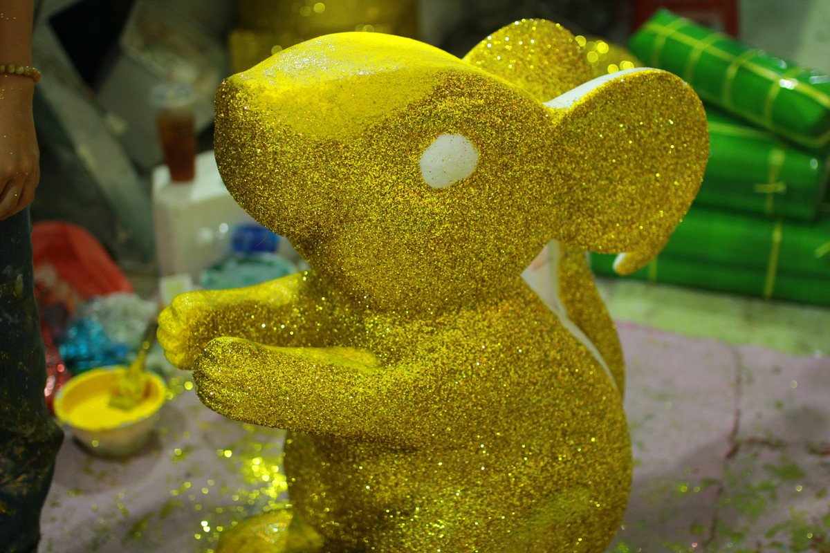 Những chú chuột được cắt tạo hình từ xốp, sau đó được sơn màu, phủ kim tuyến và sau cùng là đem phơi khô. Tắt cả các công đoạn trên đều làm thủ công, và mất khá nhiều thời gian để hoàn thành.